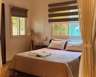 Stay a Li'l Bit More - Nashik - Bedroom