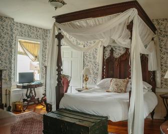 Cave Hill Farm Bed and Breakfast - McGaheysville - Bedroom