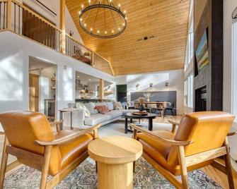 Modern Cabin • Hot Tub • 2 Kings • Beach Access - Invermere - Lounge