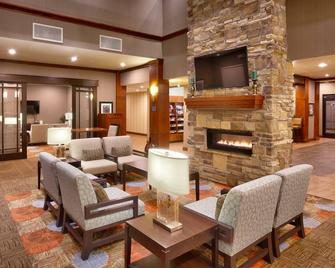 Charming Studio Suite Near Jordan Landing! Heated Pool & Hot Tub. Free Breakfast Buffet. - Midvale - Lounge