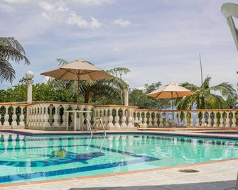 Escápate a una Finca acogedora en San Jerónimo con piscina, jacuzzi y más. - San Jerónimo - Басейн