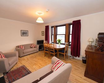 Detached spacious Isle of Lewis cottage in tranquil position with loch view - Mangersta - Living room