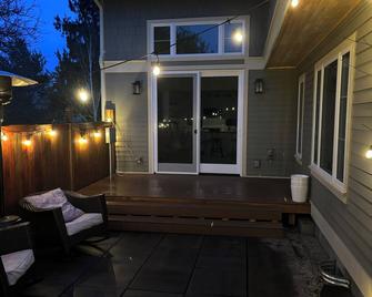 2-bedroom house near Green Lake Park Seattle with private yard, WiFi, AC - Seattle - Patio