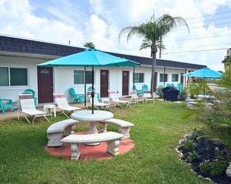 Carousel Suites #1- Coastal Studio steps to the Beach! - Redington Shores - Patio