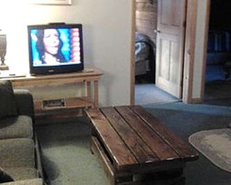 Cold Spring Lodge & Cabins - Big Indian - Living room