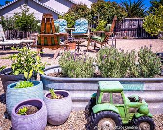 Wine Down Cottage In The Heart Of Cambria - Cambria - Patio