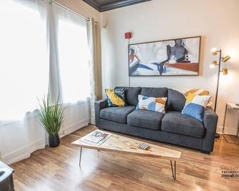 1Bd Dwelling in the Heart of Downtown Redding - Redding - Living room