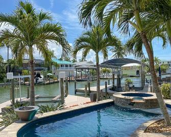 Luxury Construction, Heated Pool on Canal, 3 Minute Walk to sugar sand of FMB! - Clewiston - Pool