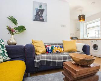 Stylish 4BD House with Private Garden - Stratford - London - Living room