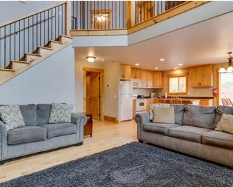 Panoramic Bear Lake Views! 5br/3ba Custom Cabin | Sleeps 20 | Perfect for Reunions - Garden City - Living room