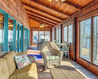 Private Boat Ramp and Dock Kentucky Lake Cabin! - Camden - Living room