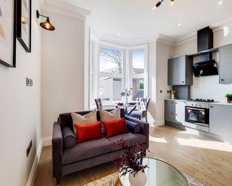 Lovely 1-Bed Apartment in London with Courtyard - London - Living room