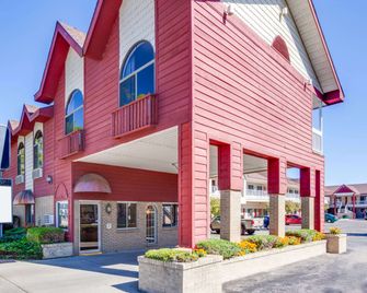 Super 8 by Wyndham Mackinaw City/Beachfront Area - Mackinaw City - Edificio
