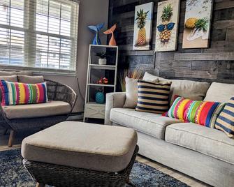 1 BR Suite/1st Floor / East Side of Beach Block - Ocean City - Living room