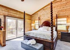 Spacious Mariposa Cabin with Deck and Private Hot Tub! - Mariposa - Slaapkamer