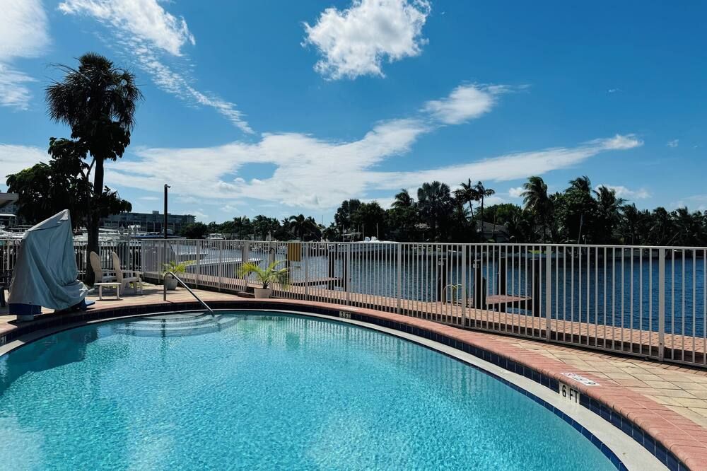 Executive Economy Lodge - פומפאנו ביץ' - בריכה