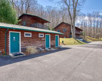 Dog-friendly condo with on-site golf and lakeside pool - 500 ft. from the lake - Lake Junaluska - Edificio