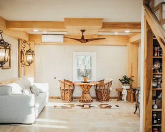 A truly one of a kind stay in a luxuriously remodeled dairy barn - Hooks