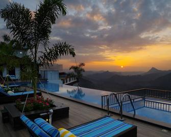 The Panoramic Getaway - Munnar - Piscina