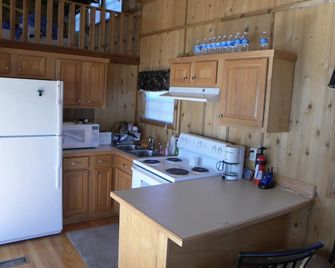 Cute Cabin in the Mountains and on River property. 2 ACs / High Speed Internet - Tuskahoma - Kitchen