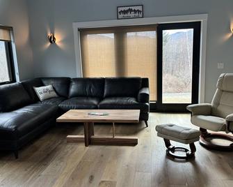 Spacious home on 225 Acres! Country living at its best!Unit#2 - Richmond - Living room