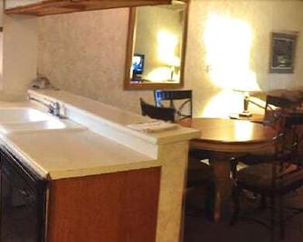 Guam Airport Hotel - Tamuning - Kitchen