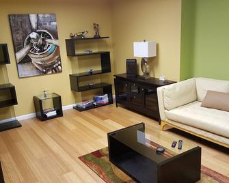 Enjoy Chattanooga & surrounding areas whether you drive or fly. - Apison - Living room