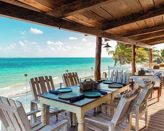 هاسيندا موريلوس بيتش فرونت هوتل - بويرتو موريلو - شرفة مرصوفة