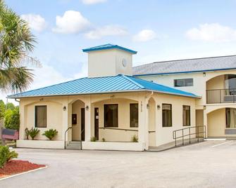 Super 8 by Wyndham Walterboro - Walterboro - Rakennus
