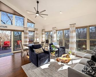 The Lakeview Retreat - Lake Access! - Eureka Springs - Living room