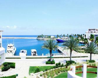 Stunning 3-Bedroom Coastal Retreat - As Sīfah
