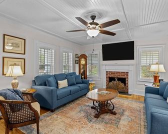 15 min to Beach | 3 Acre Country Living | Firepit - Newport - Sala de estar