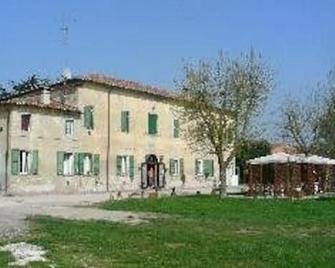 Agriturismo Novara - Ostellato - Gebäude