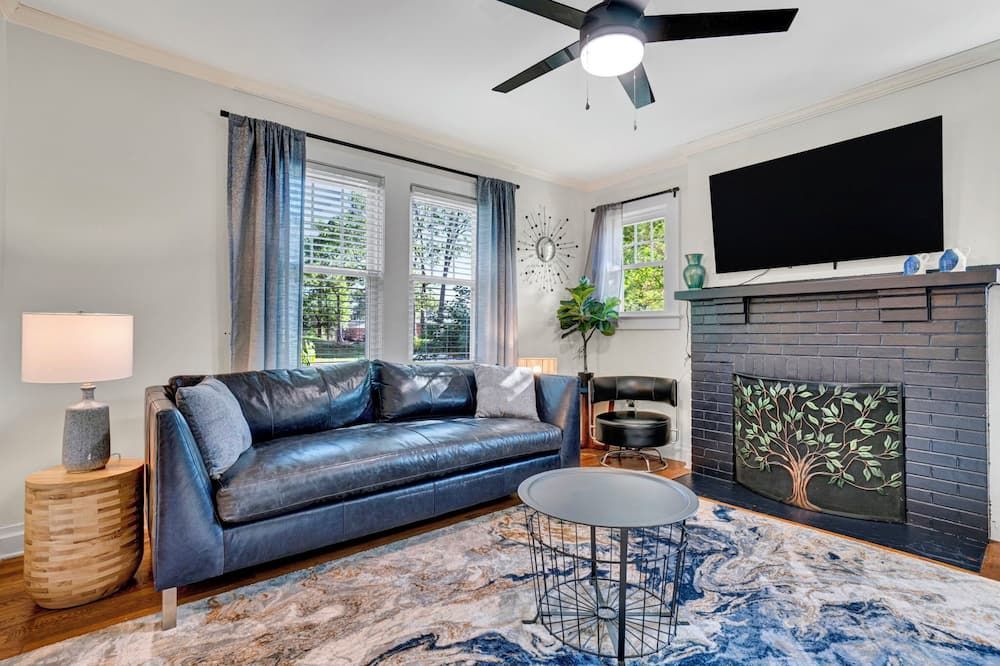 Pet Friendly Cute Cottage - Walk to PC/Downtown - Clinton - Вітальня
