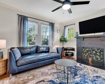 Pet Friendly Cute Cottage - Walk to PC/Downtown - Clinton - Вітальня