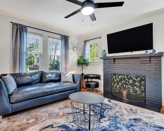 Pet Friendly Cute Cottage - Walk to PC/Downtown - Clinton - Вітальня
