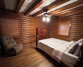 Cozy, Riverfront Entire Cabin - Fayetteville - Bedroom