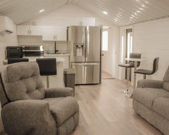 Modern Secluded Riverfront Cabin - Greensburg - Living room