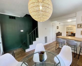 Chic Converted Barn W/ 2 Br & 2.5 Ba in Covington, La - Covington - Dining room