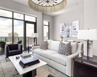 Sunrise Serenity Penthouse - Atlanta - Living room