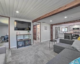 Prudenville Retreat with Yard about 1 Mi to Lake! - Houghton Lake - Huiskamer
