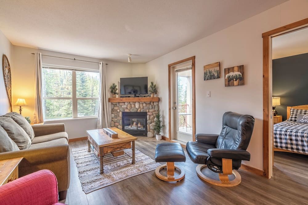 Highly sought after Top Floor Corner Creekside Condo - Pet Friendly! - Vernon - Soggiorno