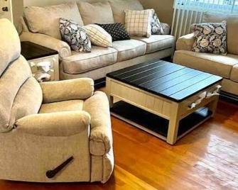 4 Bed 3 bath clean , spacious all brick home , welcome families and work groups - Winchester - Wohnzimmer