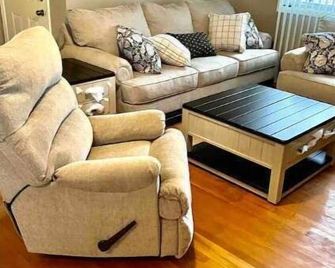 4 Bed 3 bath clean , spacious all brick home , welcome families and work groups - Winchester - Obývací pokoj