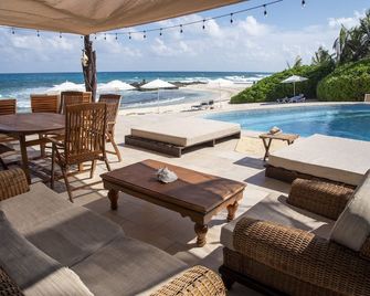 Hotel Playa La Media Luna - Isla Mujeres - Patio