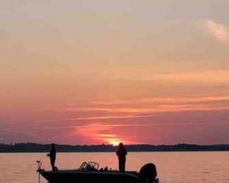 Rustic Pines Waterfront Cottage Clear Water - Fenelon Falls - Outdoors view