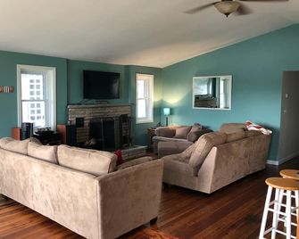 Enjoy the lake life, beautiful beach, great for fishing, swimming and boating!!! - 핑크니 - 거실