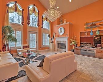 Stunning Duluth Family House w/ Fireplace & Patio! - Duluth - Living room