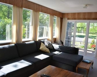 Stones throw to great fishing - Turangi - Sala de estar