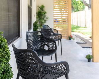 Entire home newly renovated 2 living rooms2 full kitchens, and private backyard. - Fort Lauderdale - Patio